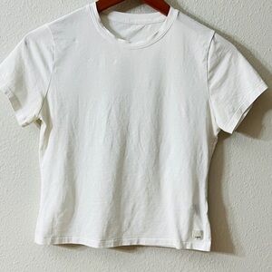 Vuori White Crop Feather Classic Tee ( NWT $58 )